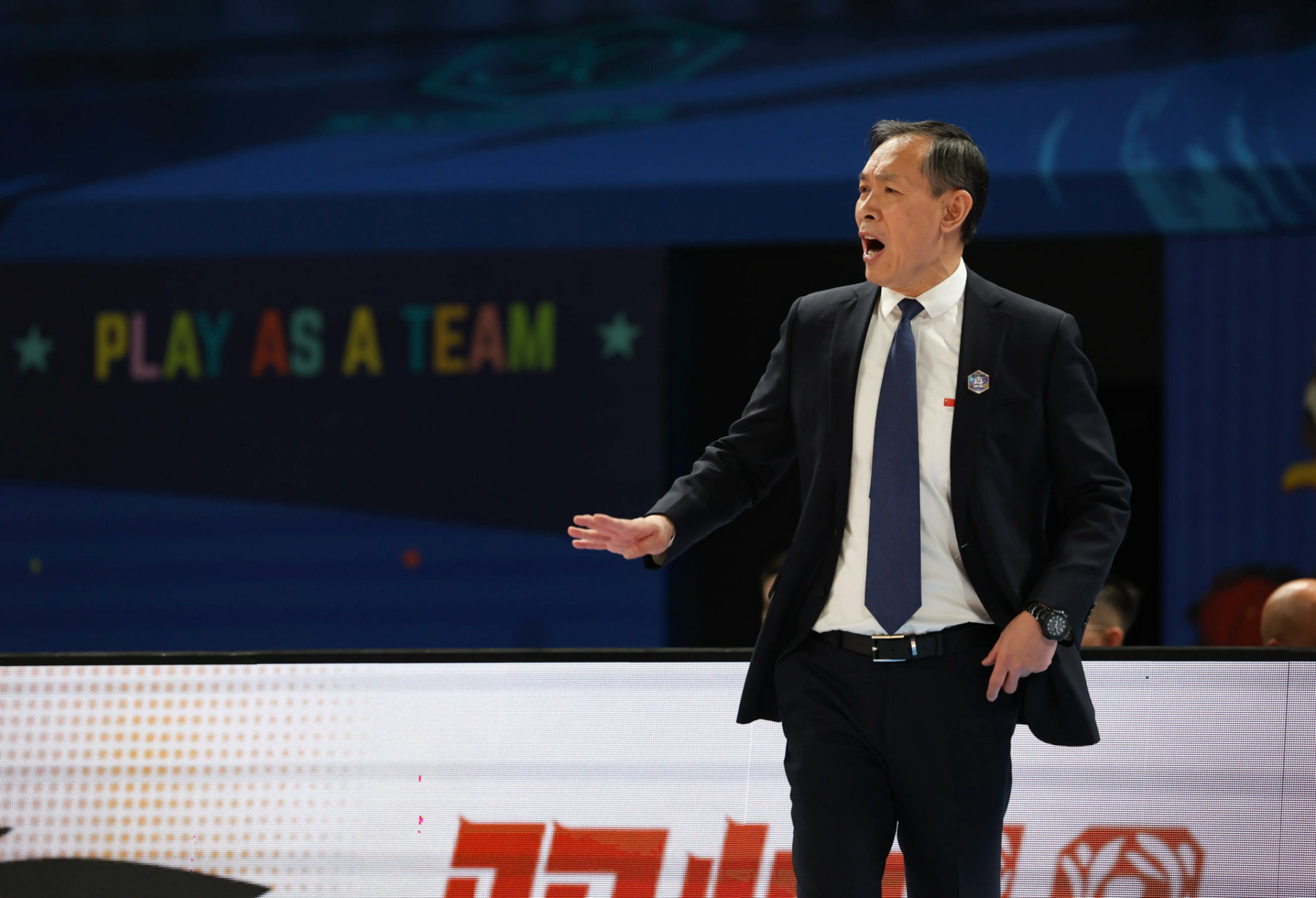 包含关键时刻葡超传出新动向；广东宏远队长鼓劲；管理层表态：气氛紧张；资深球员宣示担当的词条