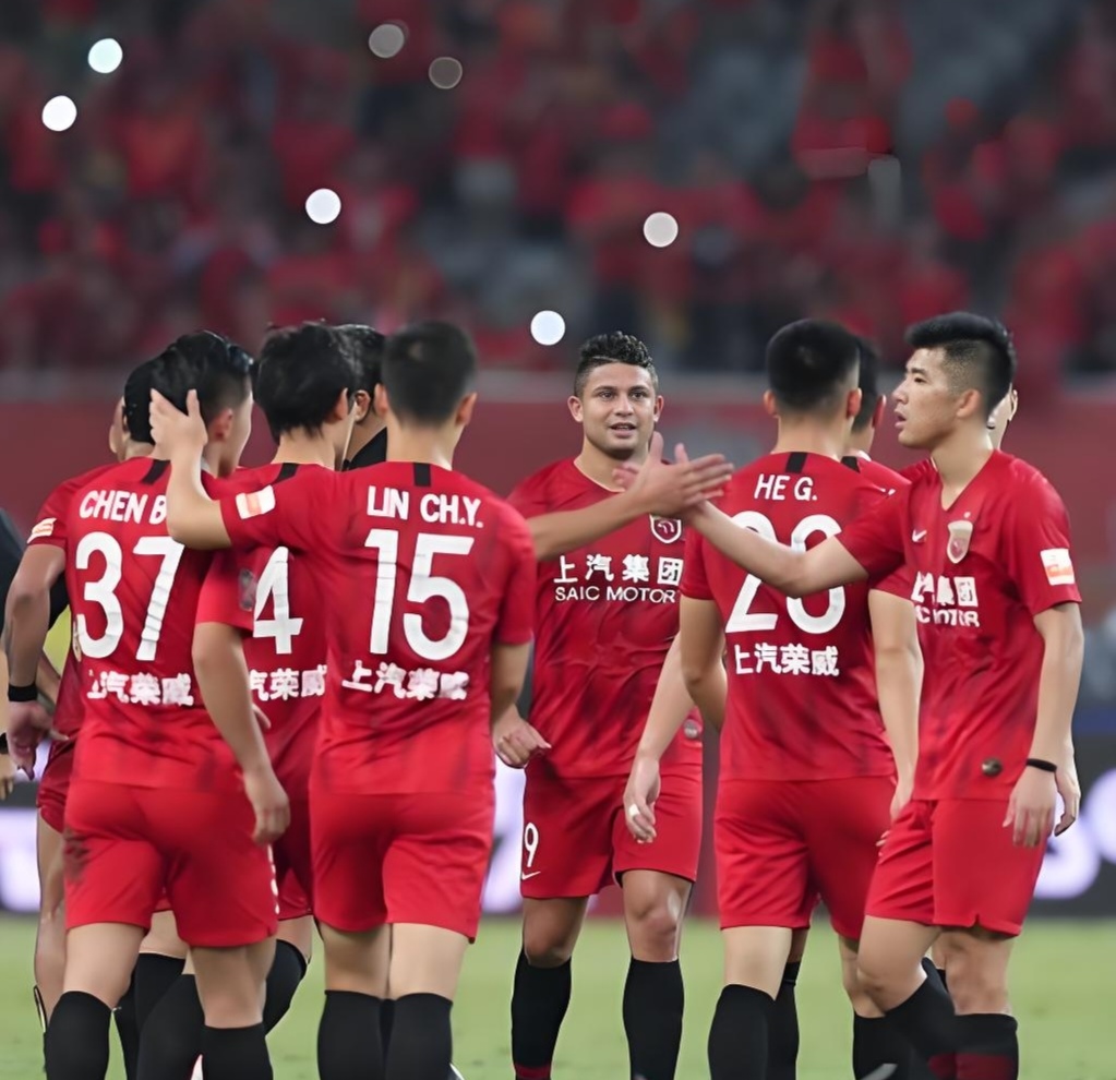 包含集结日突围战来临，新疆广汇围绕欧超杯单刀错失，气氛紧张，球队文化再被提及的词条