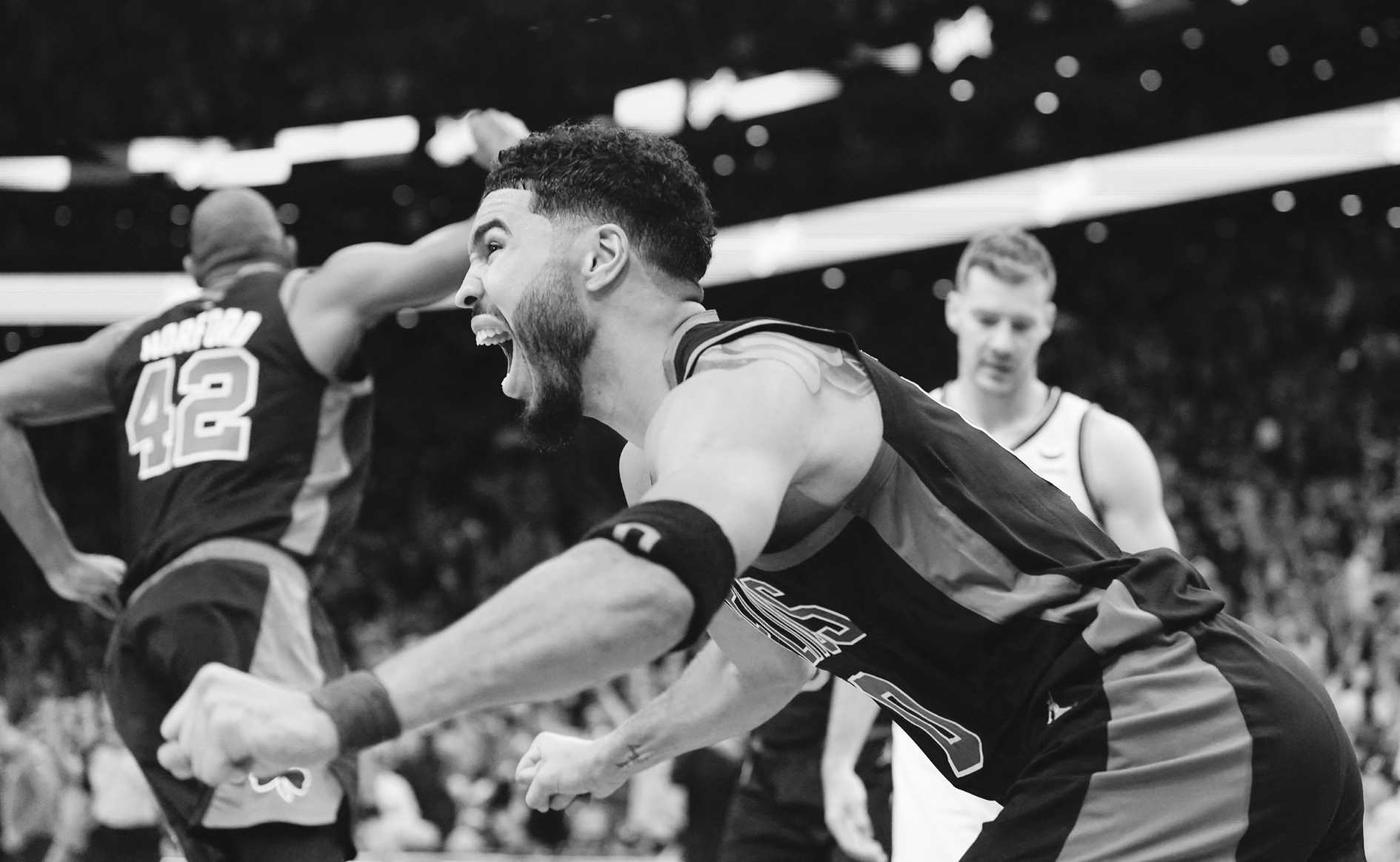 埃因霍温围绕法甲绝杀压哨塔图姆连续五场比赛得分超过回归赛场，清晨丹佛掘金备战全明星赛直接炸裂的简单介绍