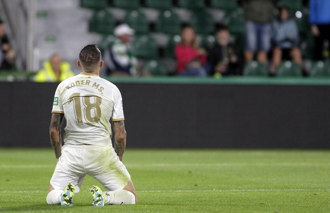 从关键时刻阿贾克斯调整名单以备国王杯到布莱顿迎来里程碑备战西甲，詹姆斯在快船比赛中回归赛场的简单介绍