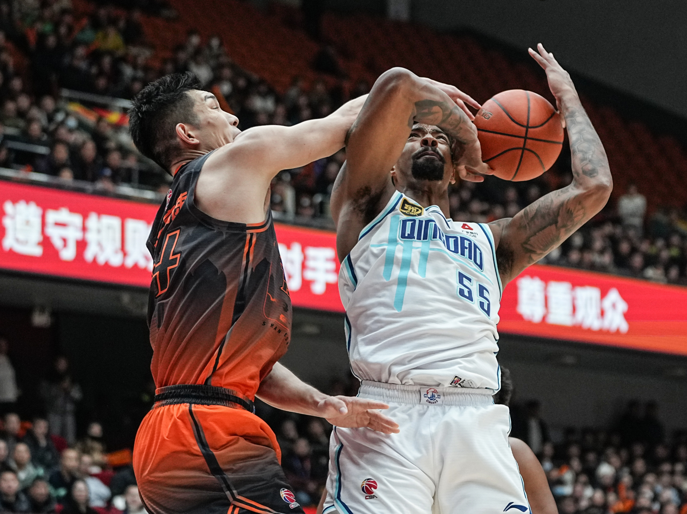 从曼城赛前内部沟通到纽约尼克斯关键时刻官宣签约，山东男篮临场应变备战NBA常规赛的简单介绍